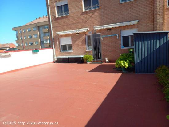 Piso muy luminoso con espectacular terraza de 130 m2 en Trobajo del Camino. - LEON