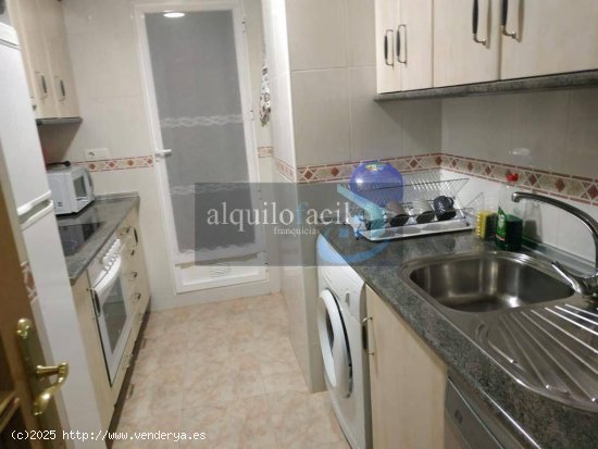 SE ALQUILA HABITACION/ PEDRO COCA/ 300 € todo incluido