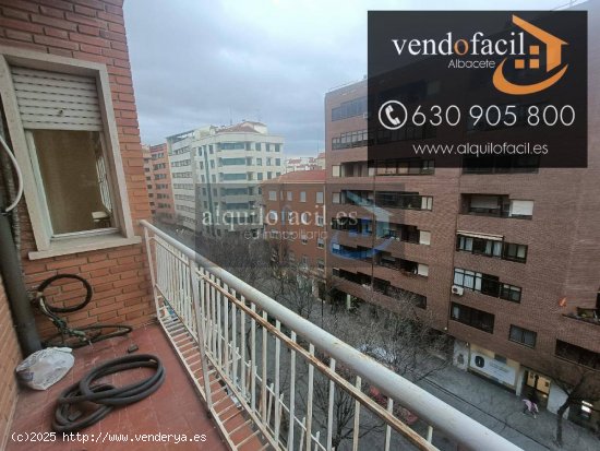 SE VENDE PISO EN AVDA. ISABEL LA CATOLICA DE 5 HABITACIONES POR 190000€