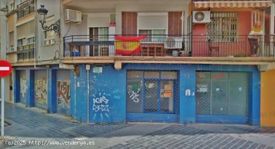 LOCAL COMERCIAL CON ENTRADA A 3 CALLES