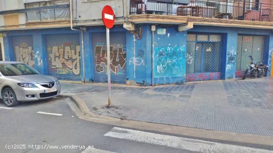 LOCAL COMERCIAL CON ENTRADA A 3 CALLES