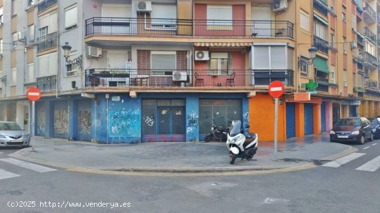 LOCAL COMERCIAL CON ENTRADA A 3 CALLES