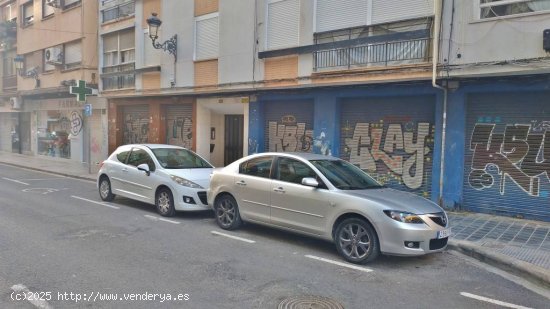 LOCAL COMERCIAL CON ENTRADA A 3 CALLES