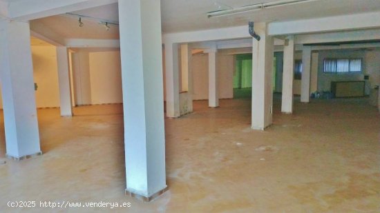 LOCAL COMERCIAL CON ENTRADA A 3 CALLES