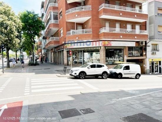 PRECIOSO LOCAL COMERCIAL CON MUCHO ESCAPARATE - BARCELONA