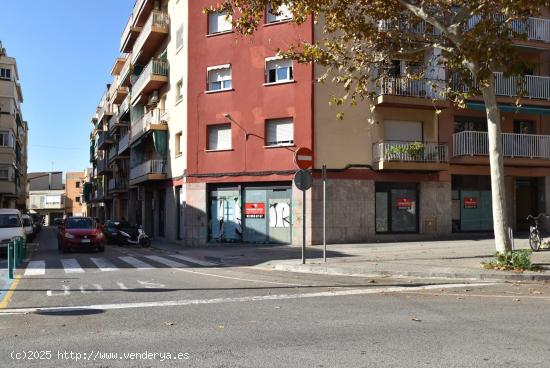  Local esquinero en alquiler, gran fachada - BARCELONA 