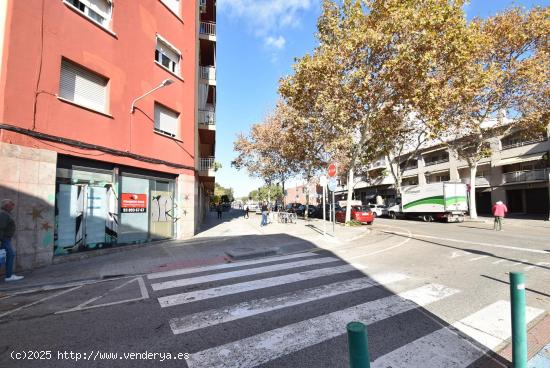 Local esquinero en alquiler, gran fachada - BARCELONA