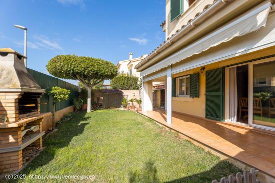 Atractivo chalet adosado con piscina comunitaria - BALEARES