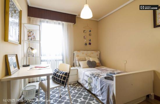  Habitación soleada con escritorio en un apartamento de 3 dormitorios en Casco Viejo - VIZCAYA 