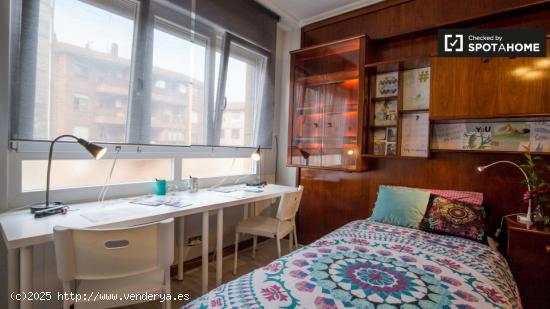 Luminosa habitación con calefacción en un apartamento de 3 dormitorios en Uribarri - VIZCAYA