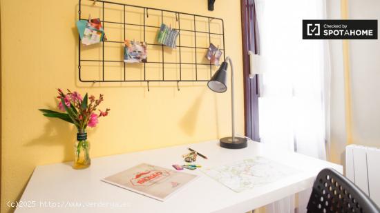 Habitación amueblada en un apartamento de 3 dormitorios en Rekalde - VIZCAYA