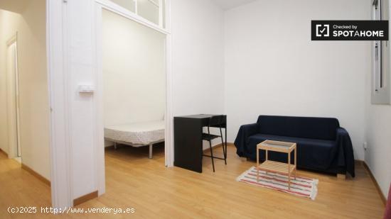 Habitación amueblada con escritorio en un apartamento de 2 dormitorios, El Raval - BARCELONA