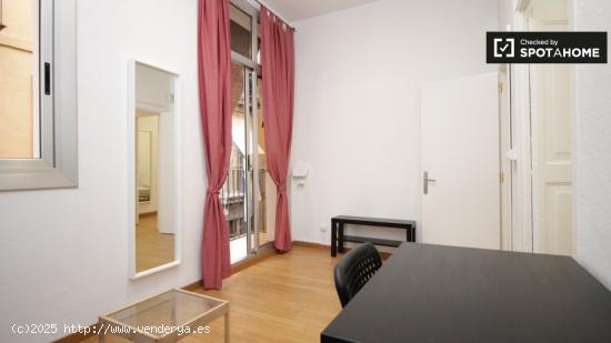 Habitación amueblada con escritorio en un apartamento de 2 dormitorios, El Raval - BARCELONA