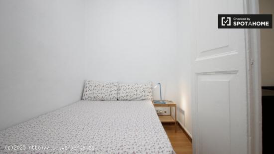 Habitación amueblada con escritorio en un apartamento de 2 dormitorios, El Raval - BARCELONA