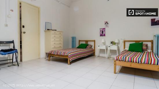 Amplia habitación en piso de 12 habitaciones en Poblenou - Mujeres - BARCELONA