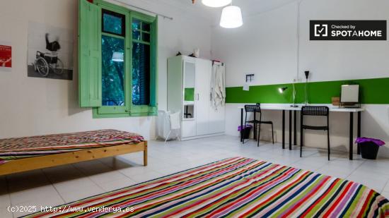 Amplia habitación en piso de 12 habitaciones en Poblenou - Mujeres - BARCELONA