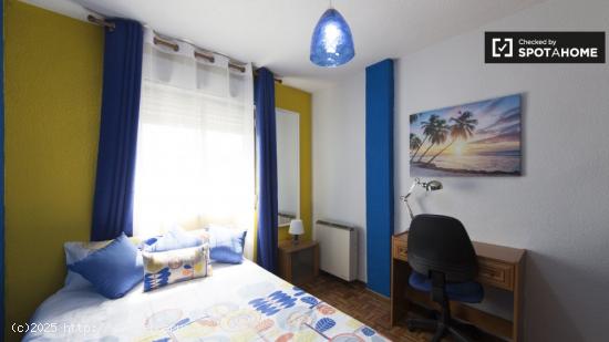 Acogedora habitación en alquiler en apartamento de 5 dormitorios en Alcalá de Henares. - MADRID