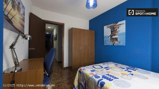 Acogedora habitación en alquiler en apartamento de 5 dormitorios en Alcalá de Henares. - MADRID