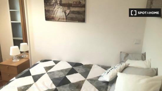 Se alquila habitación en apartamento de 5 dormitorios en Alcalá de Henares. - MADRID