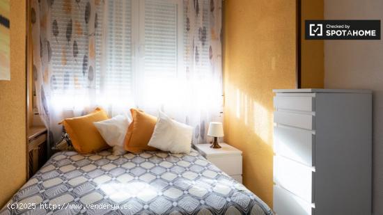 Habitación luminosa en alquiler en apartamento de 5 dormitorios en Alcalá de Henares. - MADRID