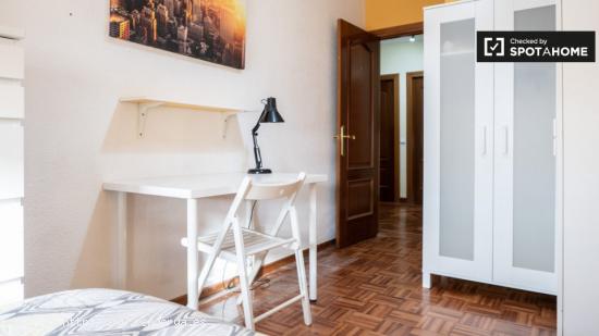 Habitación luminosa en alquiler en apartamento de 5 dormitorios en Alcalá de Henares. - MADRID