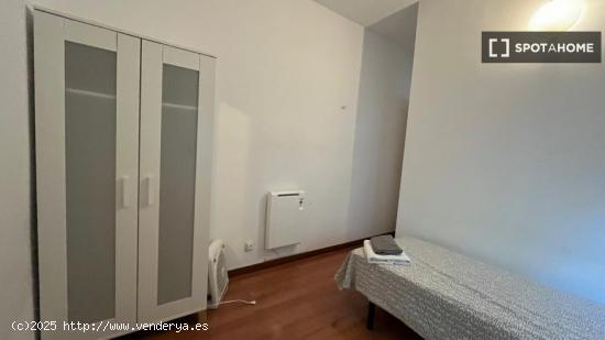 Habitación luminosa con calefacción en alquiler en un apartamento de 4 dormitorios en Gracia - BAR