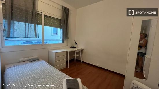 Habitación luminosa con calefacción en alquiler en un apartamento de 4 dormitorios en Gracia - BAR