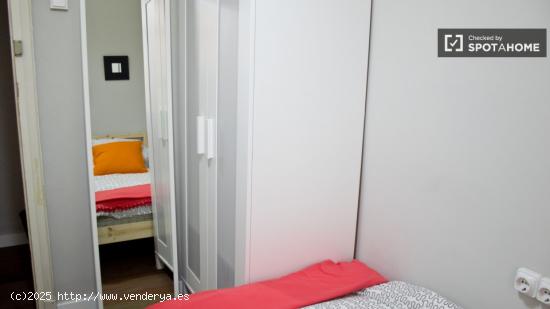 Acogedora habitación con ventana con patio interior en piso compartido, Extramurs - VALENCIA