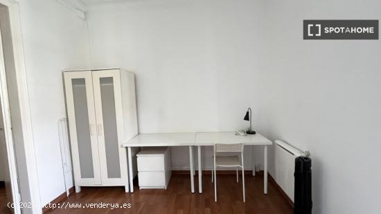 Habitación en piso compartido en barcelona. - BARCELONA