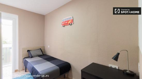 Se alquila habitación en piso de 4 dormitorios en Barcelona - BARCELONA