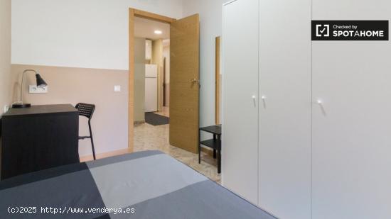 Se alquila habitación en piso de 4 dormitorios en Barcelona - BARCELONA