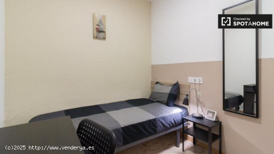 Se alquila habitación en piso de 4 dormitorios en Barcelona - BARCELONA