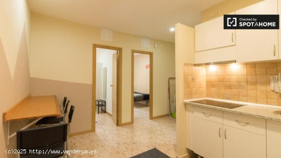 Se alquila habitación en piso de 4 dormitorios en Barcelona - BARCELONA