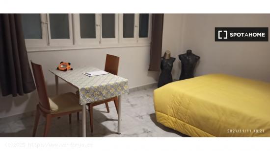 Habitaciones en apartamento de 5 dormitorios en Extramurs, Valencia - VALENCIA