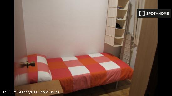 Habitación en piso compartido en barcelona. - BARCELONA