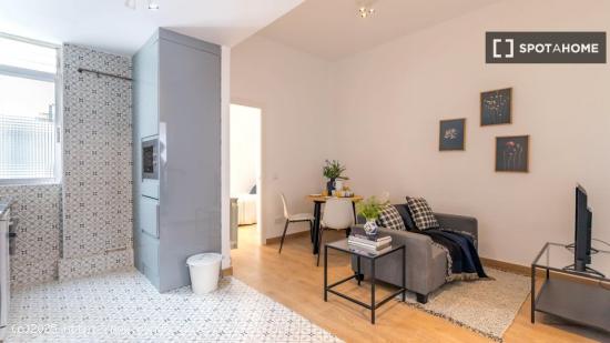 Se alquilan habitaciones en apartamento de 3 dormitorios en Madrid - MADRID