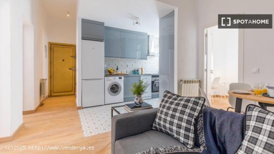 Se alquilan habitaciones en apartamento de 3 dormitorios en Madrid - MADRID