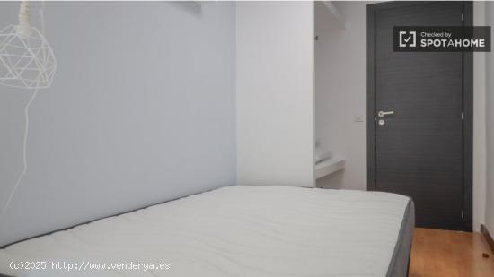 Se alquila habitación en piso de 5 dormitorios en La Elipa - MADRID