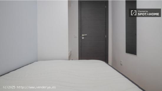 Se alquila habitación en piso de 5 dormitorios en La Elipa - MADRID