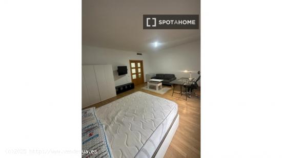 Se alquila habitación en piso de 5 habitaciones en Barcelona - BARCELONA