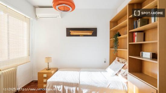 Habitación en apartamento de 4 dormitorios en Madrid - MADRID