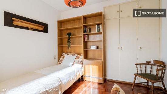 Habitación en apartamento de 4 dormitorios en Madrid - MADRID