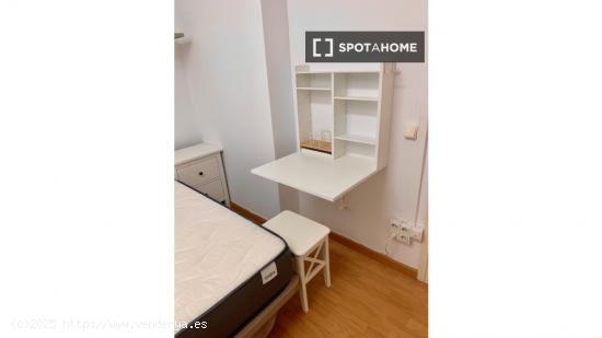 Habitación en piso compartido en barcelona. - BARCELONA