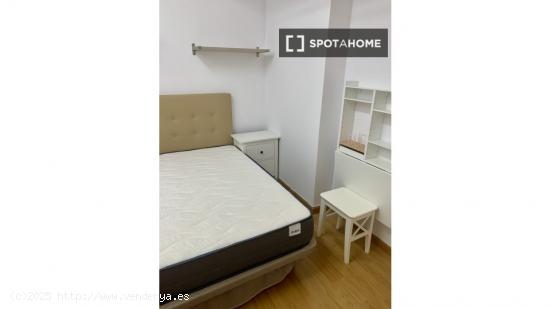 Habitación en piso compartido en barcelona. - BARCELONA