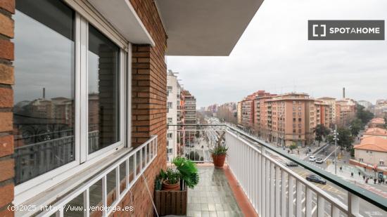 Muy luminoso y bien distribuido en Avenida Meridiana - BARCELONA