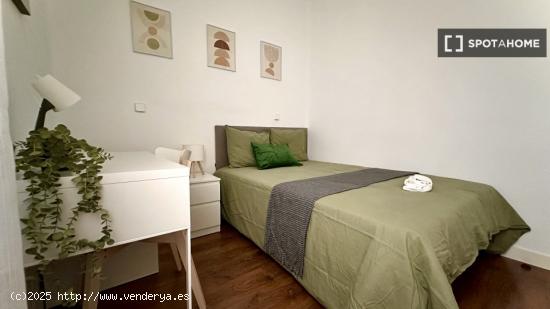 Se alquila habitación en apartamento de 2 dormitorios en Centro, Madrid. - MADRID