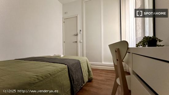 Se alquila habitación en apartamento de 2 dormitorios en Centro, Madrid. - MADRID