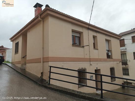 Casa amplia con patio en la entrada - SORIA