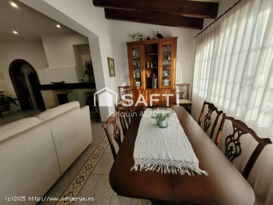 Chalet con piscina y garaje en Cala Blanca