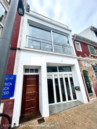 Espectacular Casa en Primera Línea del Puerto de Mahón con Impresionantes Vistas al Mar